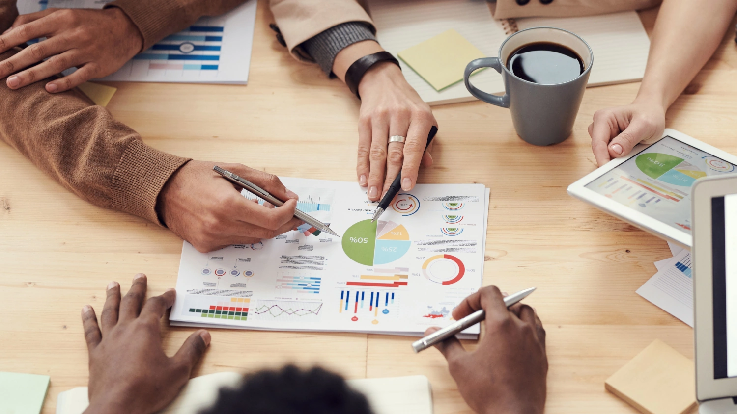 Dashboard di controllo di gestione strategico con grafici e KPI aziendali per il reporting direzionale.